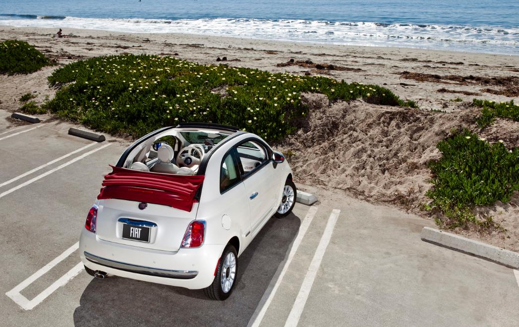 Fiat500 cabrio por Ibiza imagen playa