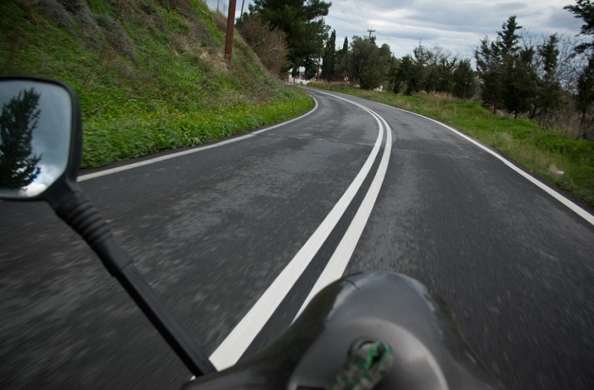 como circular en moto con lluvia por Ibiza