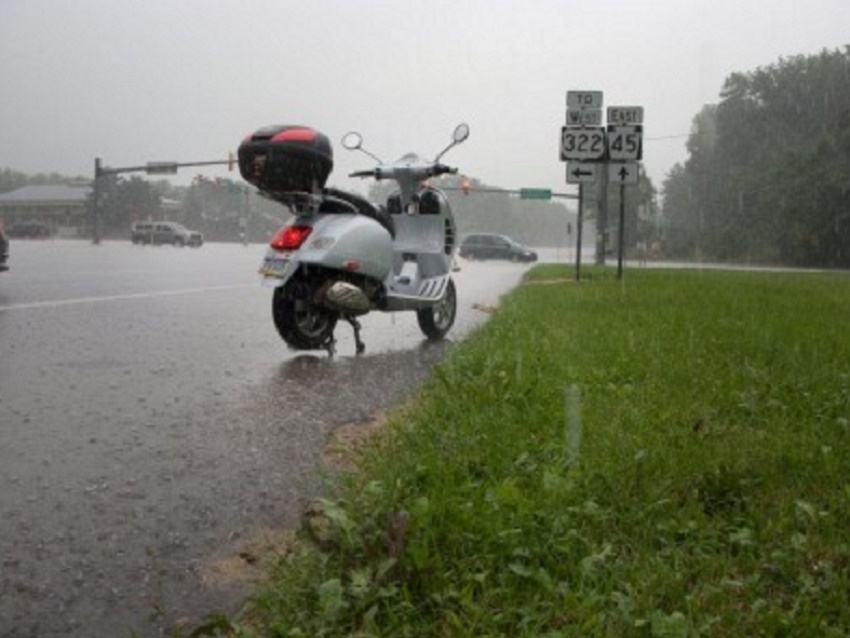 Coducción moto con lluvia por Ibiza