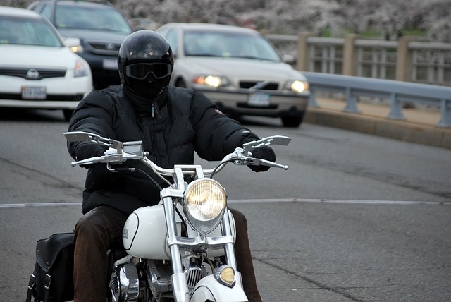 Hombre conduciendo moto eficiente por Ibiza