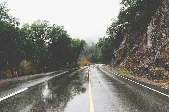 carretera mojada lluvia